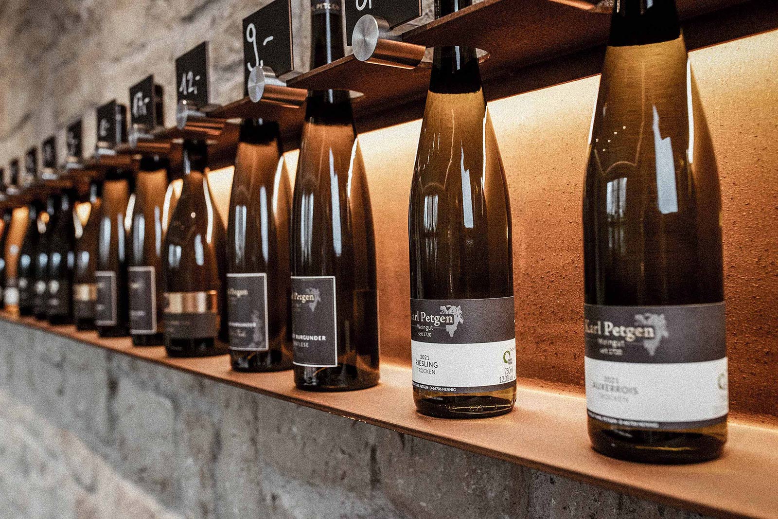 Wein aus dem Saarland – Weingut Karl Petgen – Weine in der Ausstellung