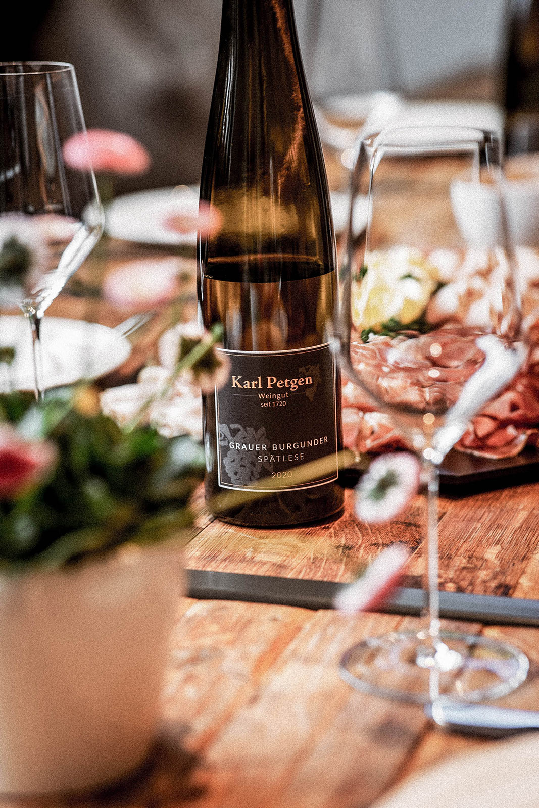 Wein aus dem Saarland – Weingut Karl Petgen – Weinflasche und Glas vor Vesperplatte