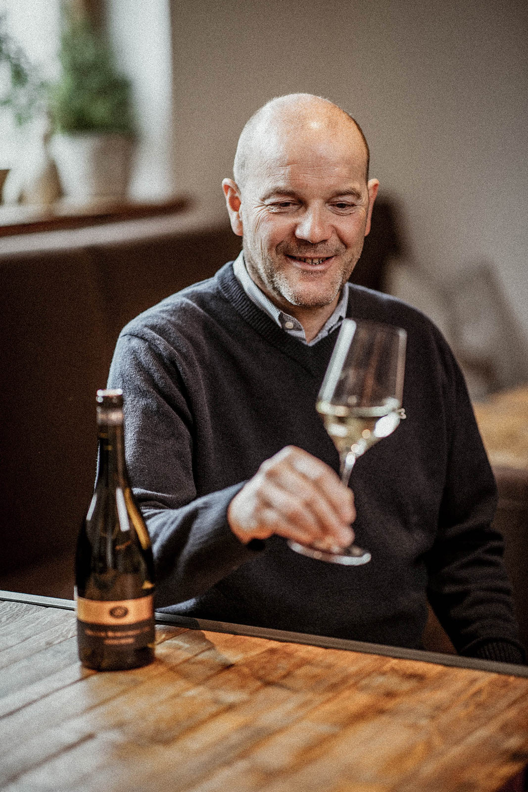Wein aus dem Saarland – Weingut Karl Petgen – Peter Petgen mit Weinglas